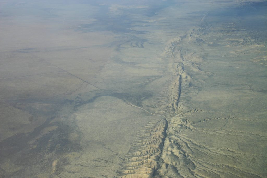 Tatsache: Die San-Andreas-Verwerfung ist ein Beispiel für eine Stelle, an der Kontinentalplatten aufeinander treffen und daher ein erhöhtes Risiko für Erdbeben besteht.