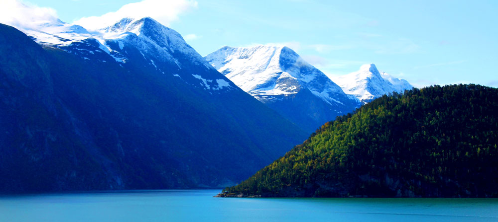 Norges landskab er præget af fjelde, fjorde og bjerge.