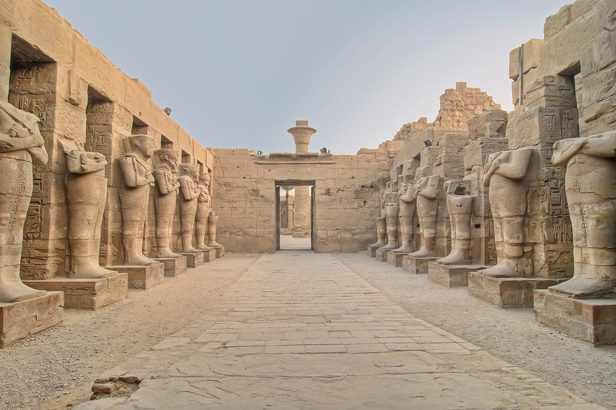 Arkitektur var viktigt i det gamla Egypten, där man byggde massiva strukturer som pyramider, tempel och gravar.