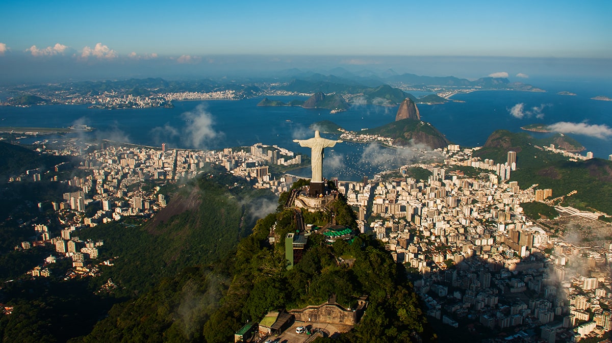 Kristus Frälsaren ligger på toppen av ett berg med en magnifik utsikt över Rio de Janeiro