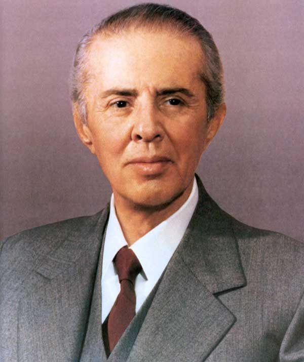Fakta: Enver Hoxha var en albansk kommunistleder som forbød religion under sitt 40 år lange regime.