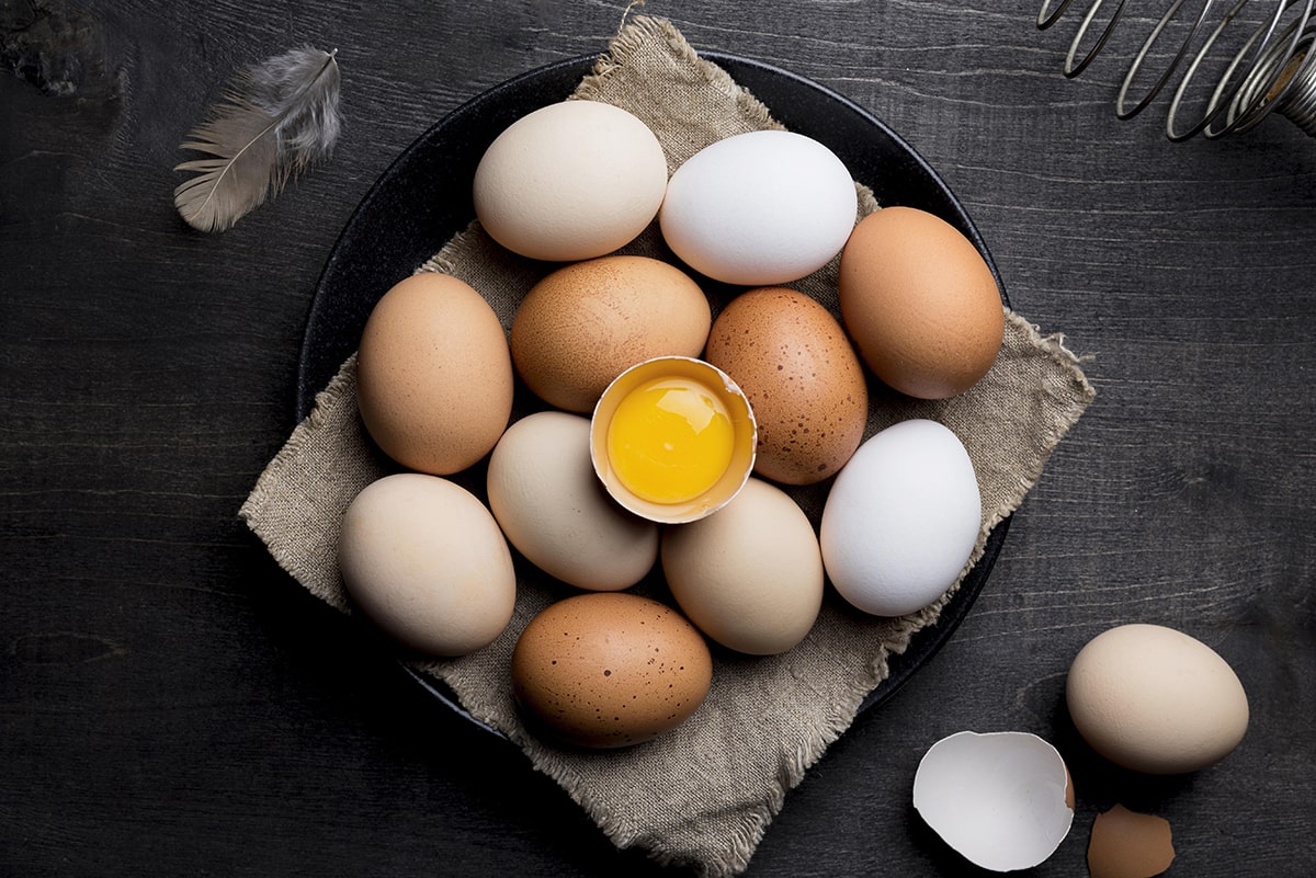Die Größe der Eier hängt von der Rasse, dem Alter und dem Gewicht des Huhns ab.