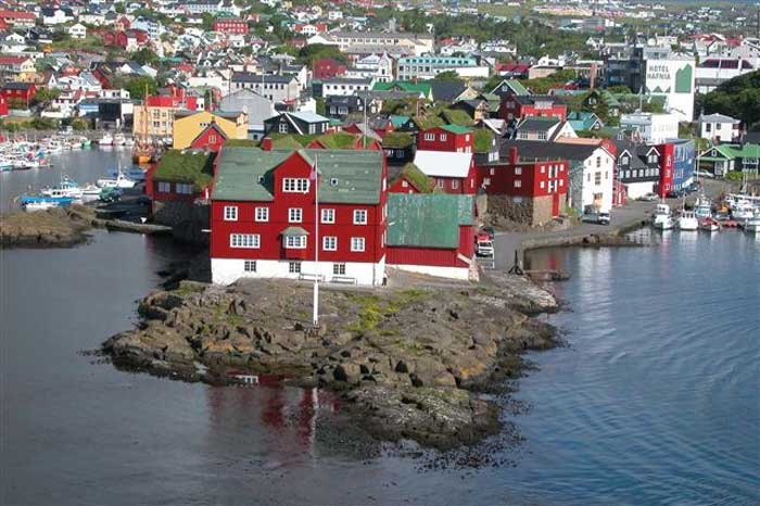Feit: Tinganes is de naam van de oude stad in de hoofdstad Tórshavn op de Faeröer.