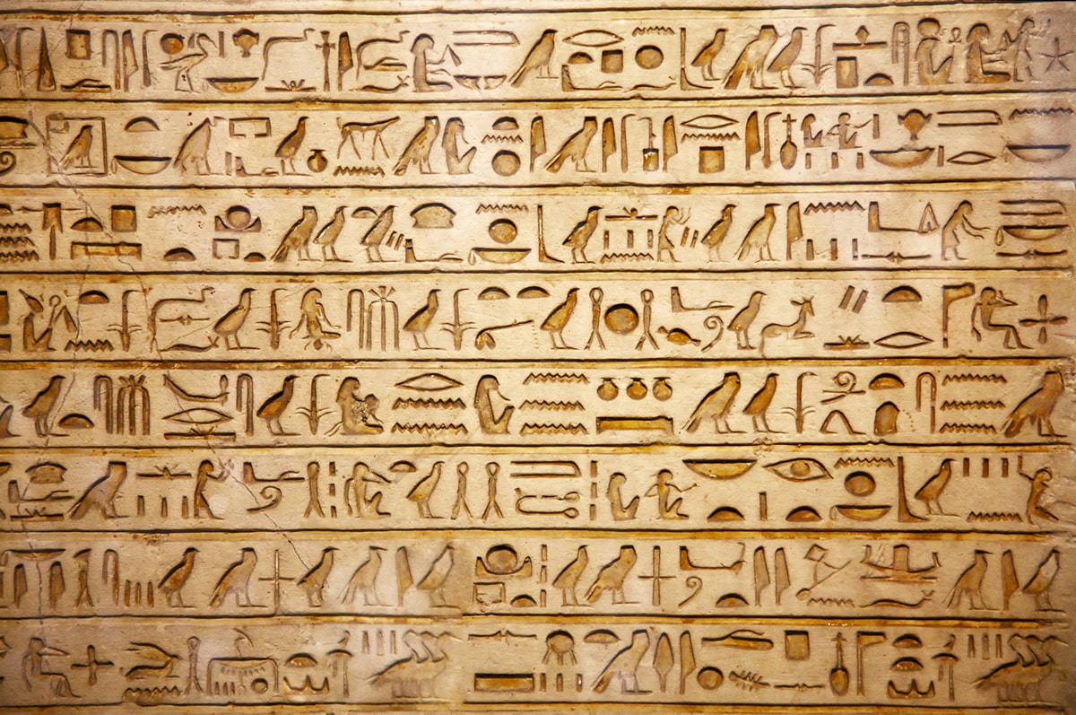 Hieroglyfer var en kommunikasjonsform som kombinerte fonetiske og ideografiske elementer.