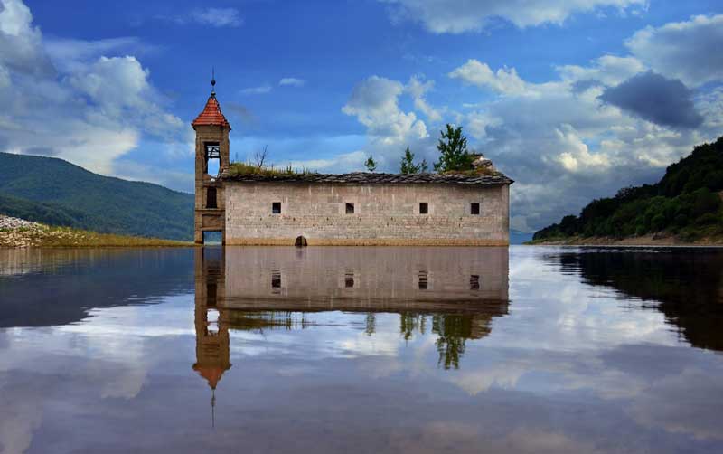 Fakta: Sjön Mavrovo är känd för sin halvt sjunkna kyrka