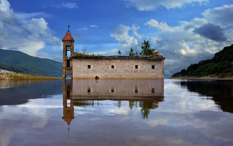 Fakta: Mavrovo-sjøen er kjent for sin halvt nedsunkne kirke.