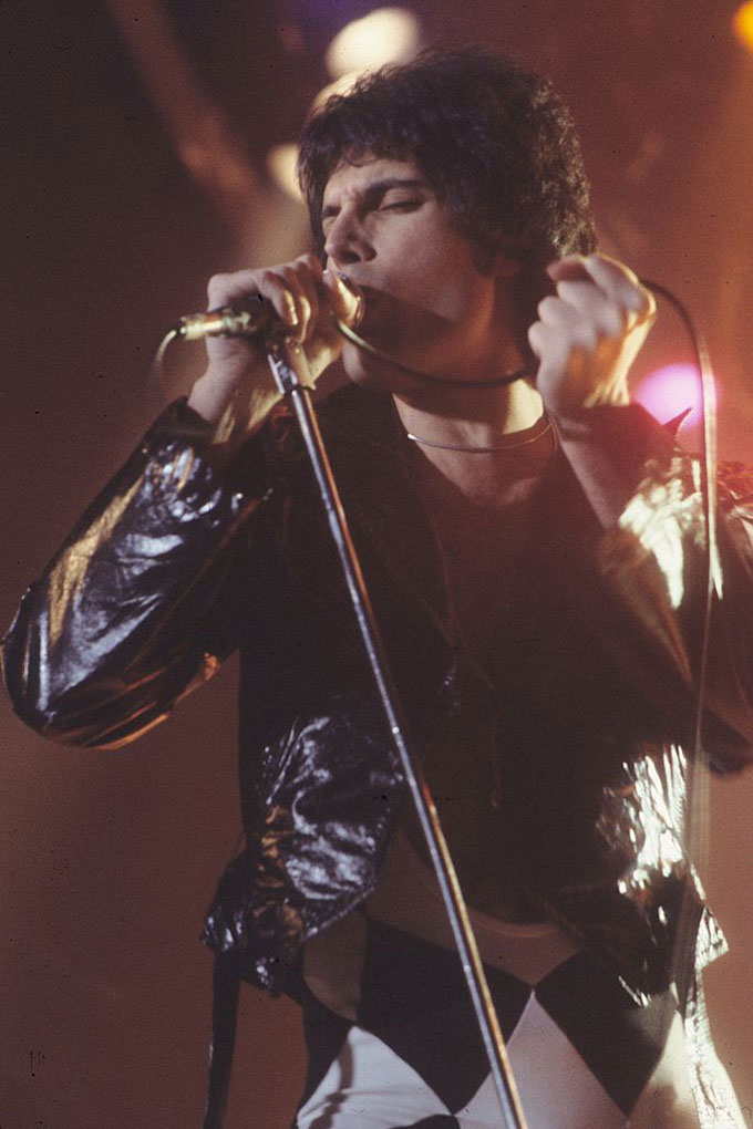 Fakta: Freddie Mercury var banebrytende i bruken av mikrofonpinnen i sin opptreden.