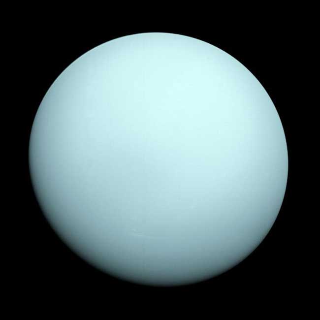 Fakta: Uranus får sin blågrønne farve fra metangas i atmosfæren.